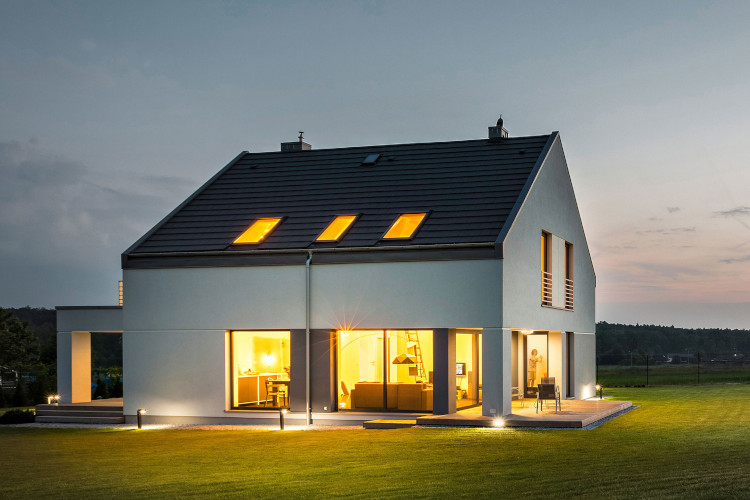 Haus in der Nacht mit Licht